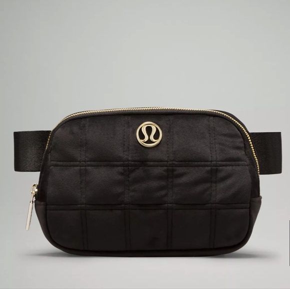 🎁🖤Brand New Never Used Black Velour Lululemon Belt Bag!! Sold Out In Stores! - Picture 1 of 9